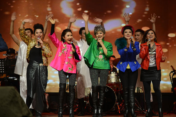 赖冰霞（左起）刘美华、黄凤凤、谢玲玲及胡慧萍，以大合唱组曲掀动热哄哄气氛。