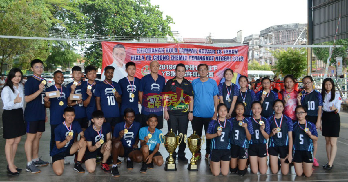 张哲敏（中间黑衣者）、古海燕（左1）、郑歆妤（右1）与夺得冠军的男子队钟民排球俱乐部、女子队Marvel分享喜悅。