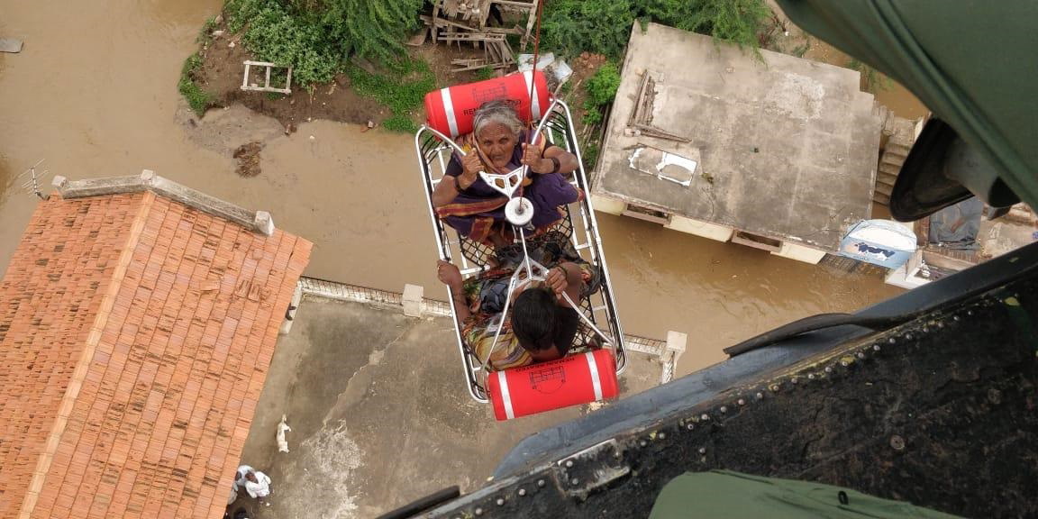 印度海军周五用直升机在马哈拉施特拉州水灾灾区救出灾民。