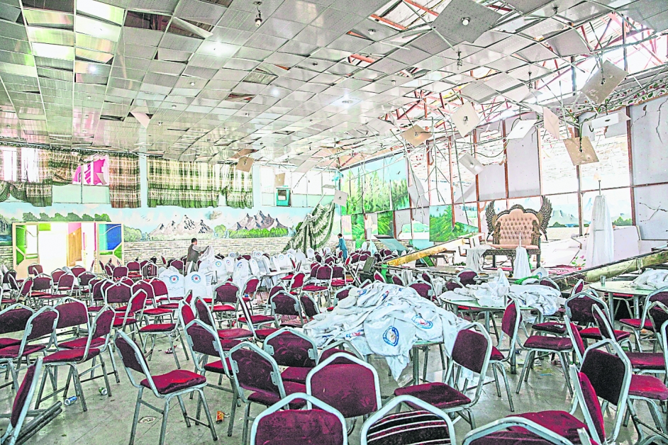 炸弹袭击发生后，婚礼礼堂一片凌乱，天花板大面积震落，可见炸弹的杀伤力极为强大。（欧新社）