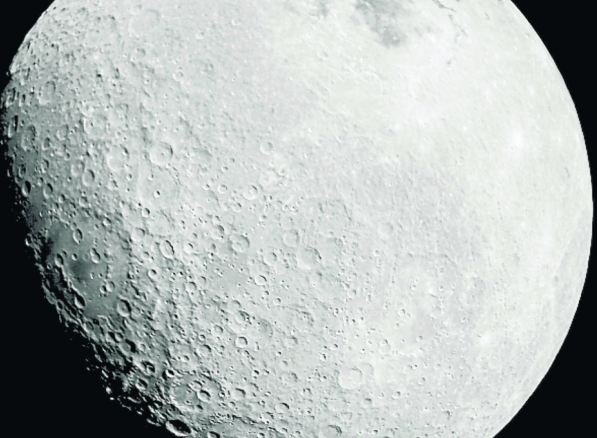 “月船2号”探测器拍摄首张月球照，左下方为阿波罗陨石坑，右上方为东海盆地。（欧新社）