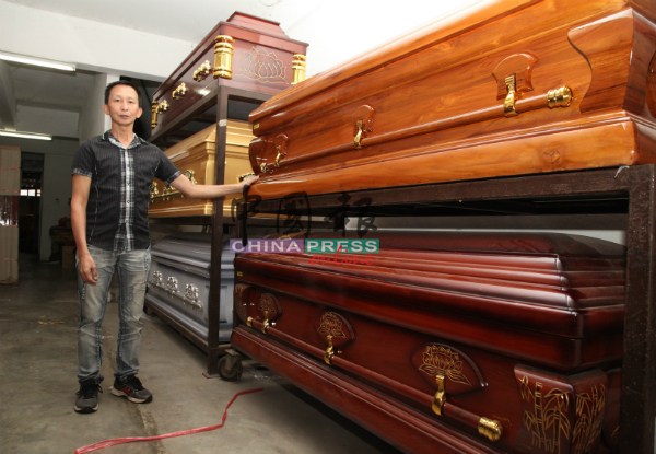 锺锦洪认为棺木并无土葬棺木或火葬棺木之分，最主要符合逝者家属经济需求。
