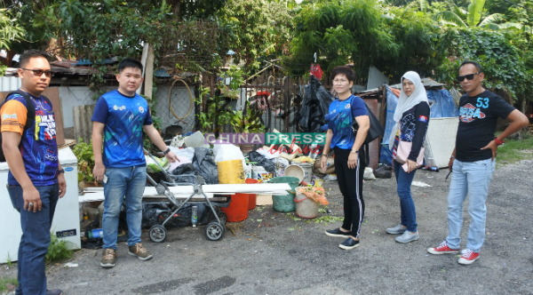 罗明亮（左2起）、傅秋霞联合卫生官对老妇家堆积的大量垃圾，深感无奈。