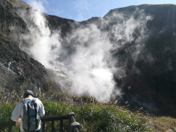 “小油坑”属于后火山活动地质区，一阵阵白云雾从山坑中迸发出来！