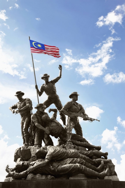 国家英雄纪念碑(Tugu Negara）是一个为了纪念二战和在马来亚紧急状态下殉职的军人而建立的雕像，也印证了军人的伟大贡献。