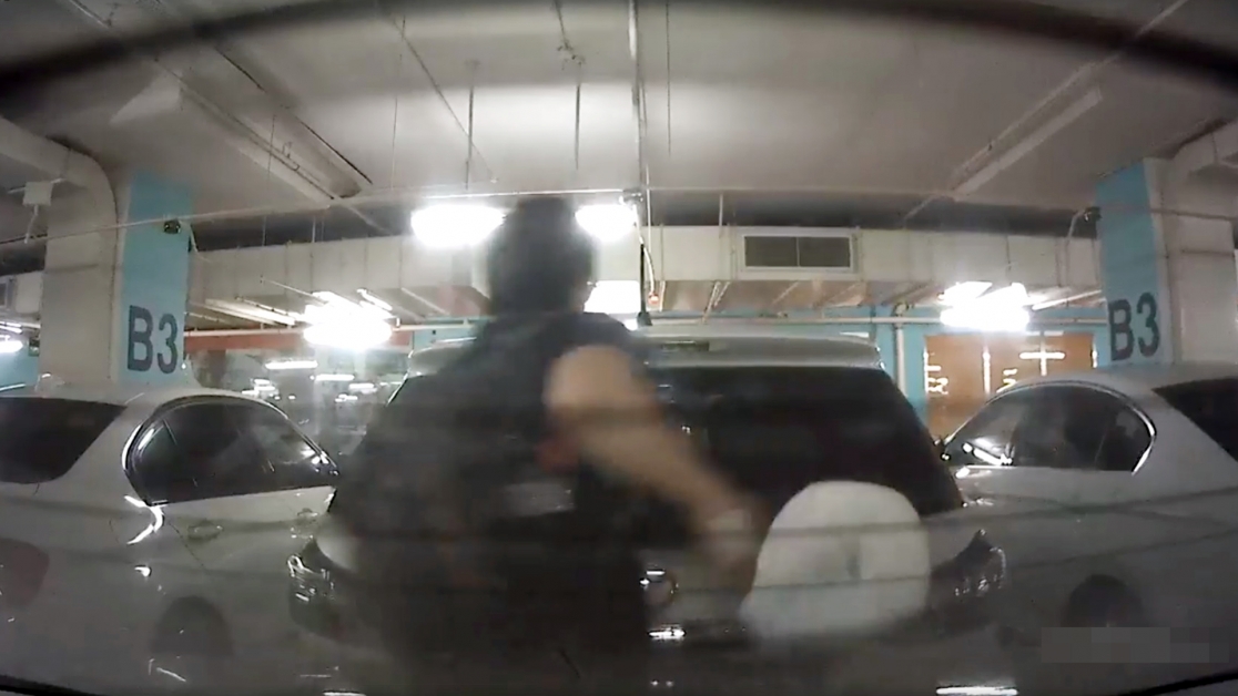 男子为孩子在车内更换纸尿片后，将肮脏的纸尿片丢弃在后方汽车的车后镜上。