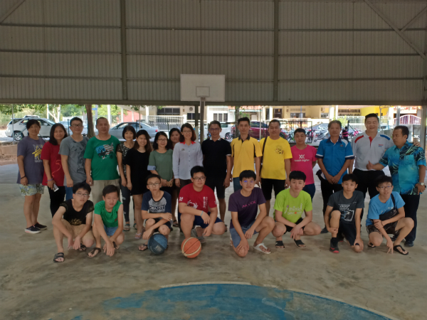 马接翁武及马接峇鲁篮球场失修已久，由热心村民群策群力，出钱出力重新修复。