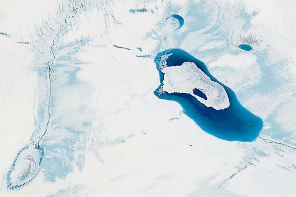 美国太空总署的卫星照片显示，格陵兰西北部出现大片冰川融化。（欧新社）
