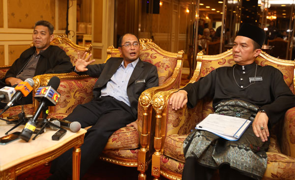 卡马鲁巴哈林（中）向媒体解释“吾王展览”的事务，陪同者为莫哈末阿兹米（左）和莫哈末沙瓦里。