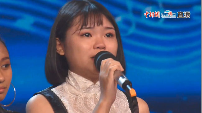 谢诗莹在宣布成绩前，泪崩舞台。