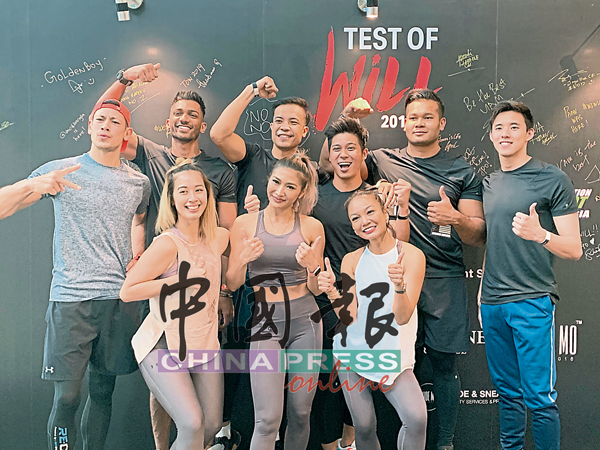 大马泳将沈威胜（右）与其他Under Armour品牌代言人，参加2019年意志测试（Test Of Will）健身挑战赛。