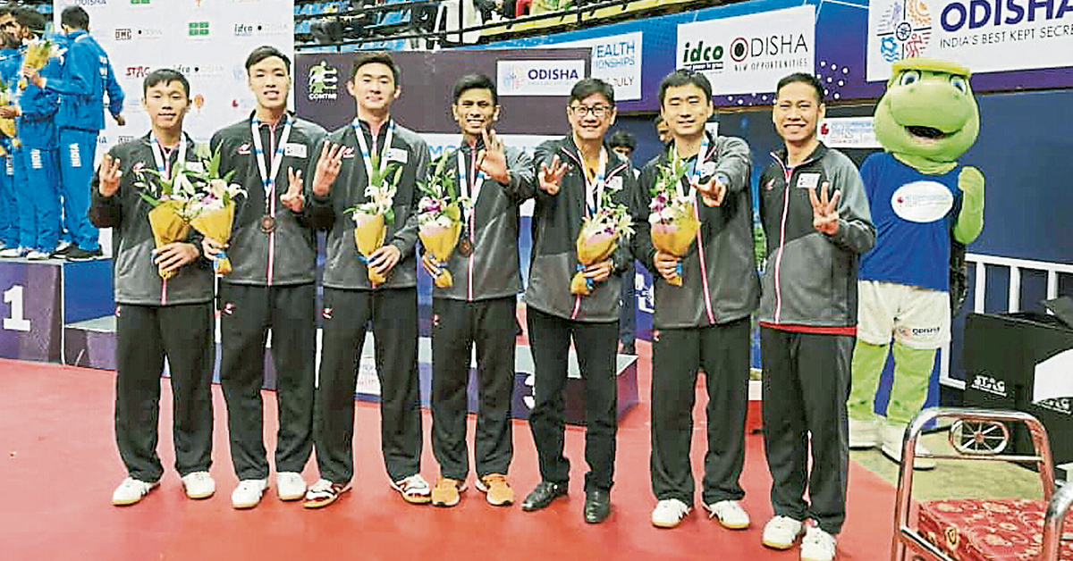 马来西亚男子乒乓队在共和联邦锦标赛首夺奖牌。左起黄祺燊、钟子毅、梁志锋、阿斯拉夫、大马乒总副会长兼领队蔡顺安、主教练牟彤及副手埃斯波索。