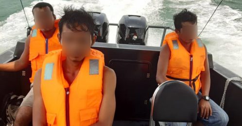 印尼货船遭风浪打坏 3船员获救