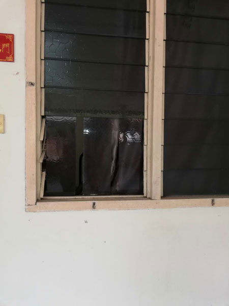 匪徒疑将窗户的3片玻璃取下，再潜入民宅干案。