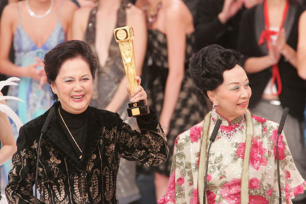夏萍参演过曾参演电影逾200部，电视剧过百套，于2005《万千星辉颁奖典礼》获得“万千光辉演艺大奖”。