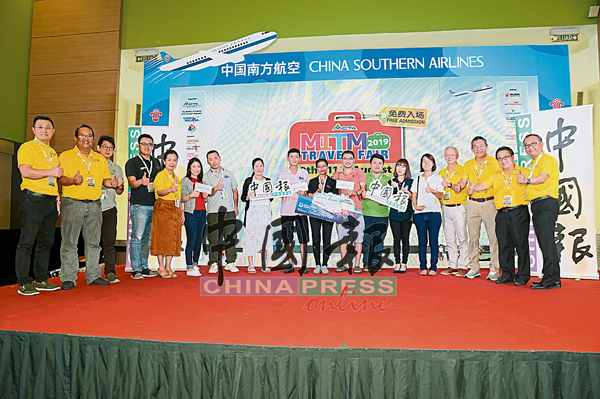 众获奖者与主办方和赞助商，左起为郑仕贵、陈宝统、黄黛梅（左5）；右起为刘伟康、苏文杰、田全周和黄鹏业。