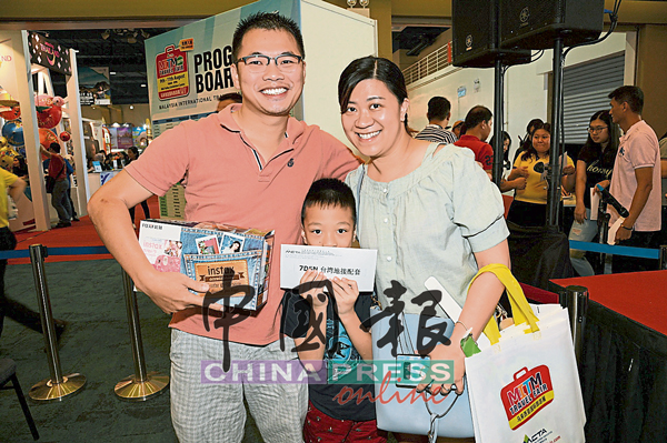 麦仲康（左）与家人非常感谢《中国报》和MITM举办有关竞赛，送他们一家大小去旅行！