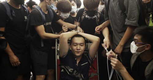 ◤反送中◢ 示威者用索带  绑《环时》记者