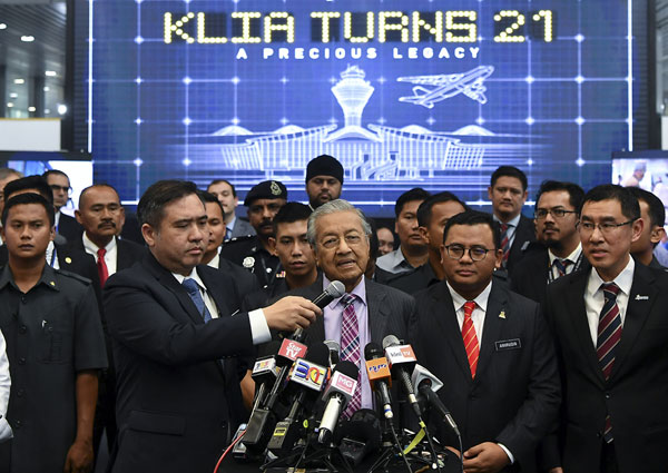 马哈迪（中）出席吉隆坡国际机场21周年活动后召开记者会，左起为交通部长陆兆福、雪州大臣阿米鲁丁，及大马机场控股总执行长拉惹阿兹米。（马新社）