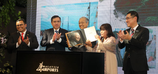 再努阿里（右2起）移交大马机场21周年书册予马哈迪，左起为阿米鲁丁、陆兆福和拉惹阿兹米。