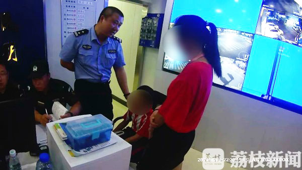 男孩姐姐抵达警务室后，警员对男孩姐姐进行教育及劝说。