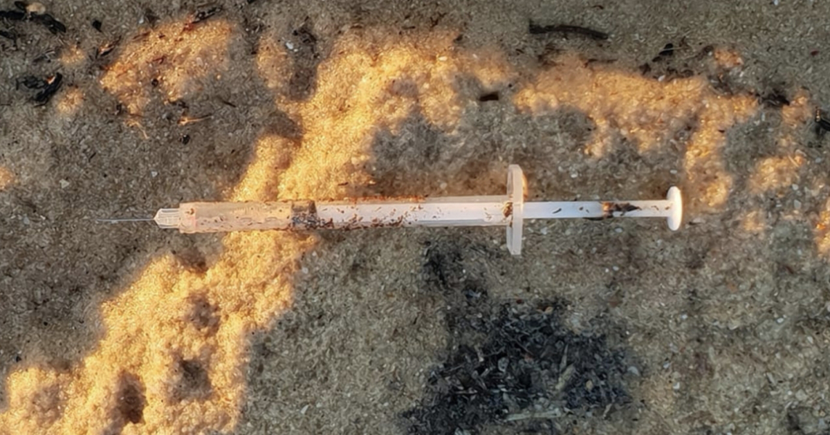 乔安妮在库里蒙迪湖沙滩出现已使用过的注射器。
