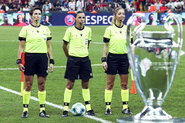 美女主裁判弗拉帕尔（中）带领两名助手执法欧洲超级杯比赛。（欧新社）