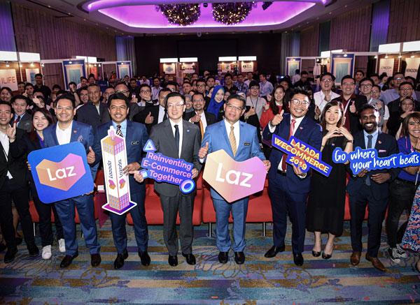 沙鲁（前排左3起）、峇德鲁希山、周南、赛夫丁纳苏迪安、李峰祥、巫宝钻和沙苏里也预祝Lazada Wecommerce系列活动取得成功。