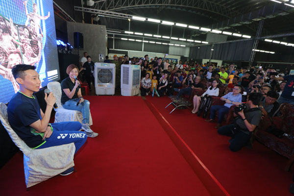 李宗伟（左）在出席及主持尤尼克斯（Yonex） ASTROX99 LCW羽球拍推介礼时，与出席者展开分享及交流会。