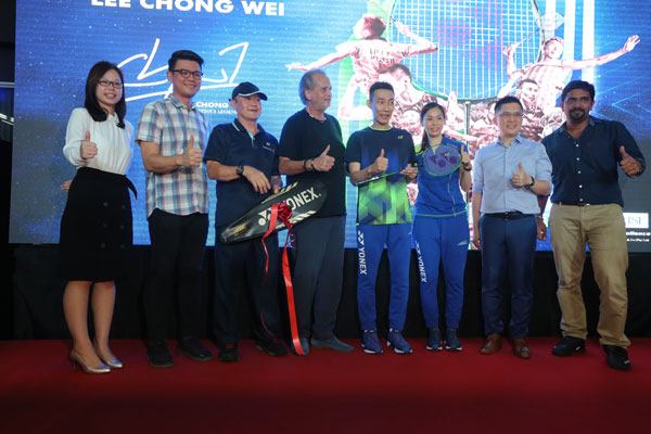 李宗伟（左5）为尤尼克斯（Yonex） ASTROX99 LCW羽球拍主持推介，左起崔慈恩、陈家兴、高开华、达力古马瑟、黄妙珠、黄家和、德布。