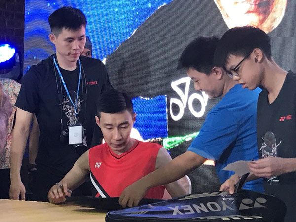 李宗伟也在会上，为粉丝的球拍签名留念。