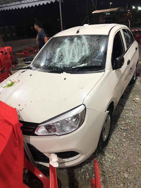 肇祸国产轿车失控撞入会场后，车身也损坏。