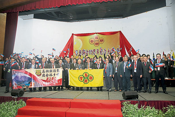 蔡顺平（右8起）从黄赐兴手中接过轮值旗帜，为明年的全国代表大会做好准备。
