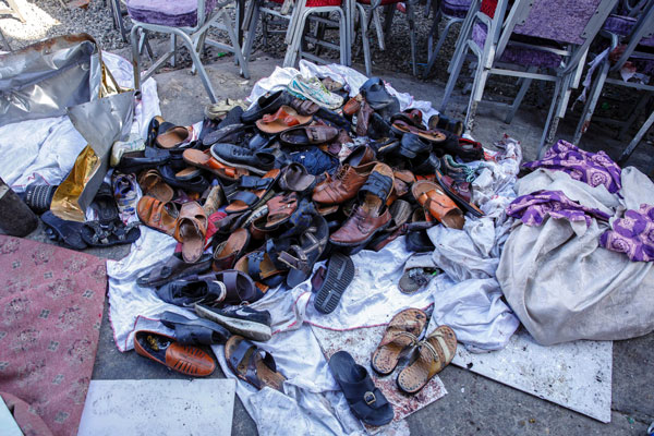 遇难者的鞋子堆积如山。