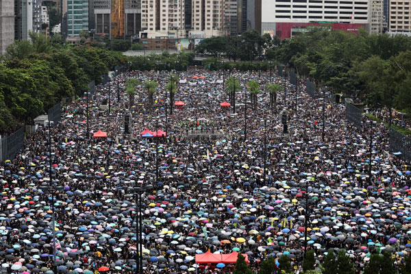 香港周日的维园集会在下午3时左右，已见密密麻麻的黑衣人潮涌入维园，6个足球场已布满参与集会的市民。（欧新社）