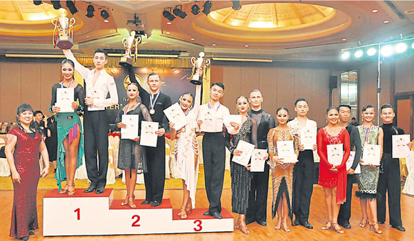公开业余拉丁舞组得奖，冠亚季分别由中国及俄罗斯选手夺得，来自森州陈恒利（右起）及曾友嘉获得第7名。