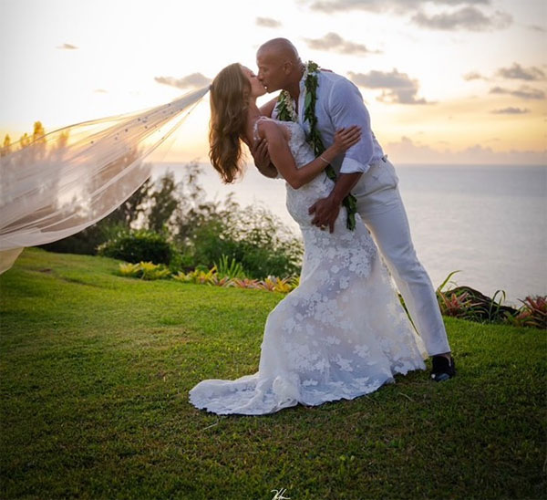 巨石强森和老婆在夏威夷拍下浪漫婚照。