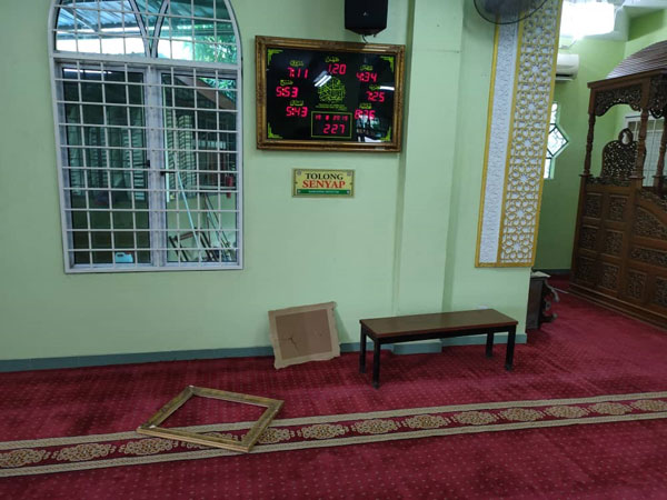 祈祷室范围的挂钟和告示板都被破坏。