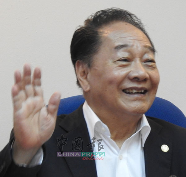 黄顺舸上个月中宣布辞官时作挥手告别状。