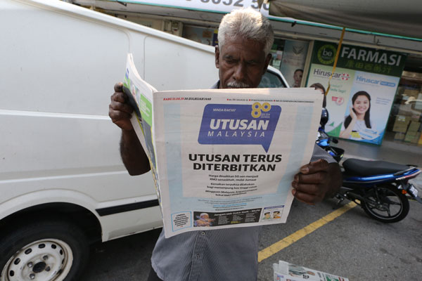 随着《马来西亚前锋报》不停刊后，有读者也购买一份，掌握国内外消息。