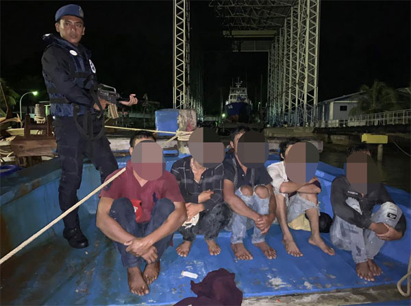 水警逮捕10名越南渔民。