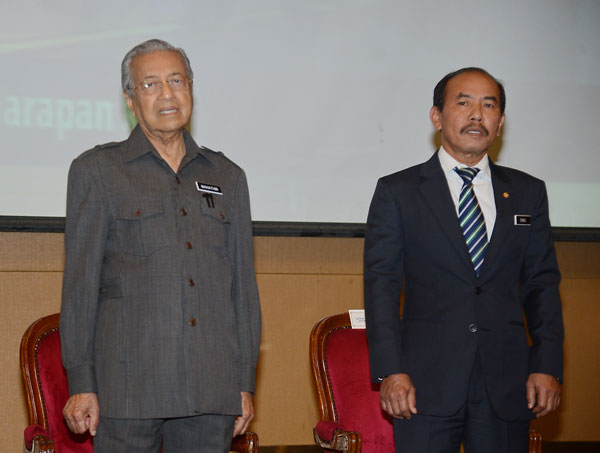 马哈迪（左）指无意驱逐查基尔纳益出境；右为政府首席秘书拿督斯里依斯迈。