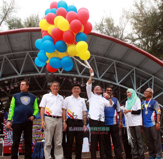 安华（右4）释放62粒代表我国独立62周年的气球，左2起为叶朝政、朱建华和拉威。