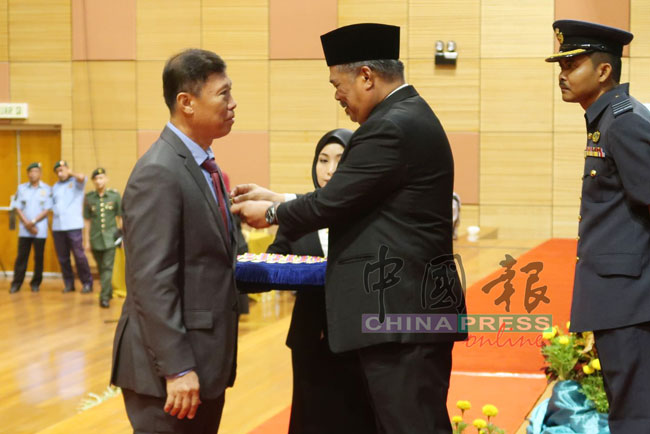 萧俫财（左）与逾500名退役军人，获得国防部长莫哈末沙布颁授马来西亚英勇勋章。