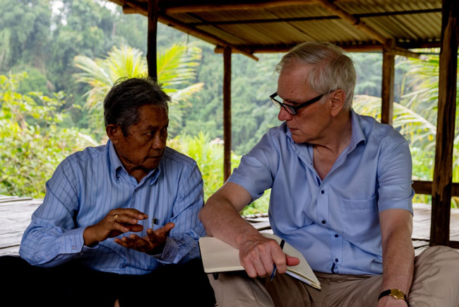 在到访吉兰丹州时，菲利普‧奥尔斯顿（右）也与当地原住民交流。