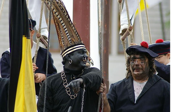 阿特游行中的黑脸野蛮人（前左），被指涉种族歧视。
