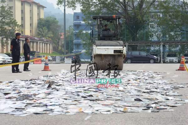 山苏亲自驾着推泥机，销毁已被法庭判决的逾2万张盗版光碟。