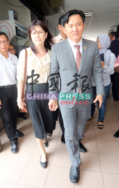 杨祖强（右）在周五前往怡保地方法庭面控时，妻子（左）全程陪伴在侧，以行动支持丈夫。