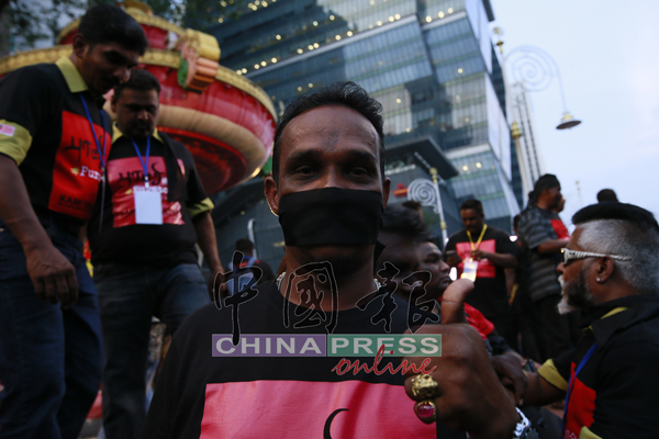 集会者以黑布遮嘴的方式沉默抗议。