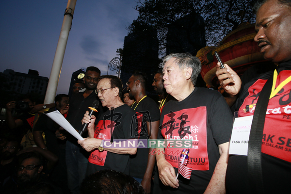 陈纹达（左）代表宣读集会6大宣言；左2为大马华校生协会顾问邹寿汉。